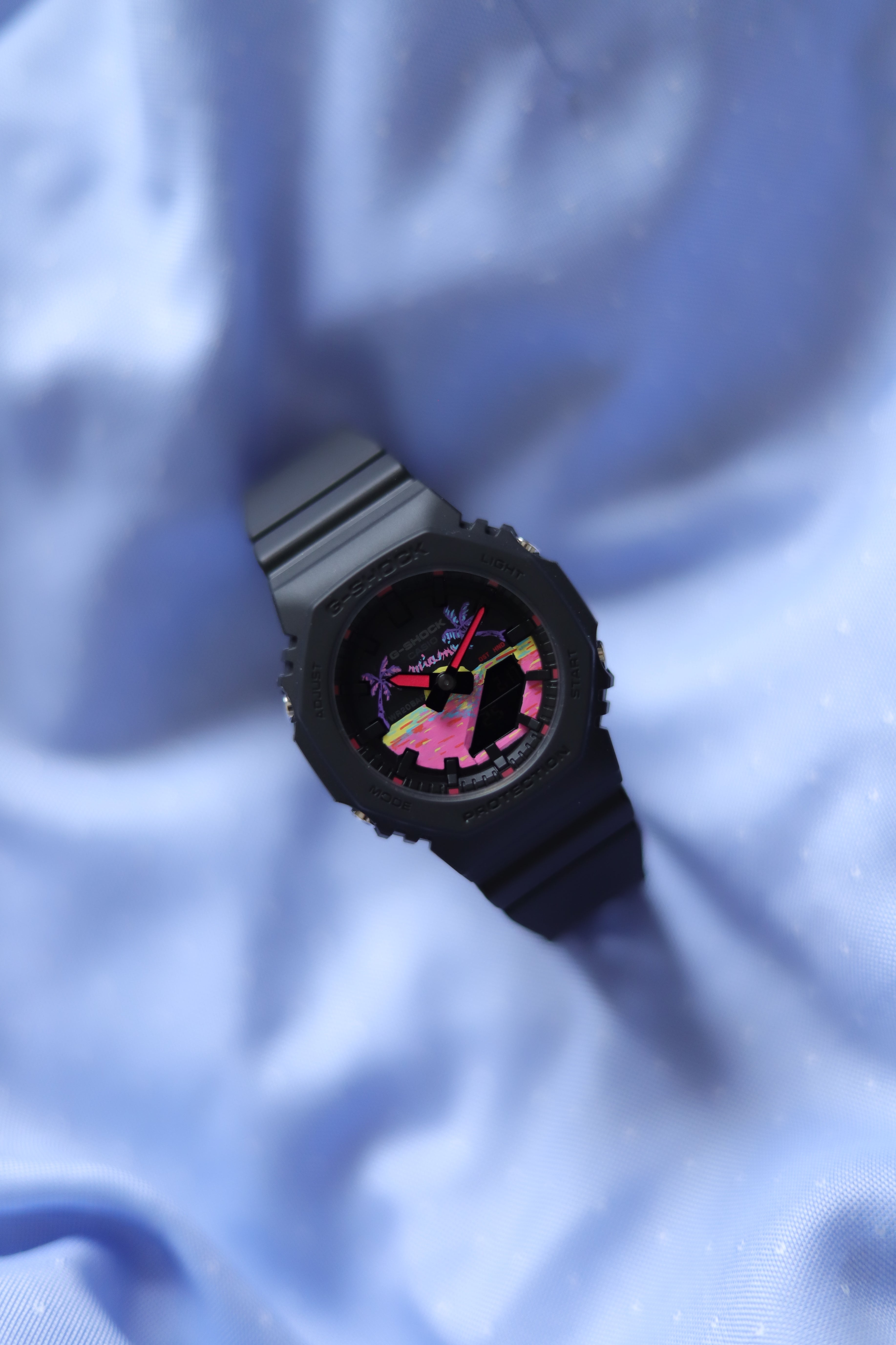 G-Shock peinte à la main par NoracTime couleurs flashy Miami